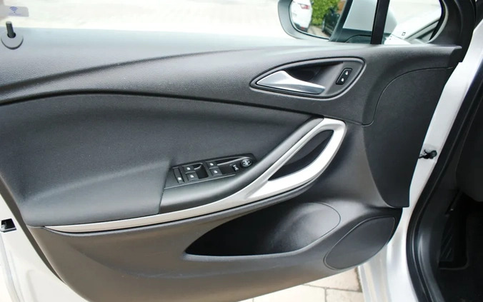 Opel Astra cena 43800 przebieg: 68000, rok produkcji 2018 z Milanówek małe 106